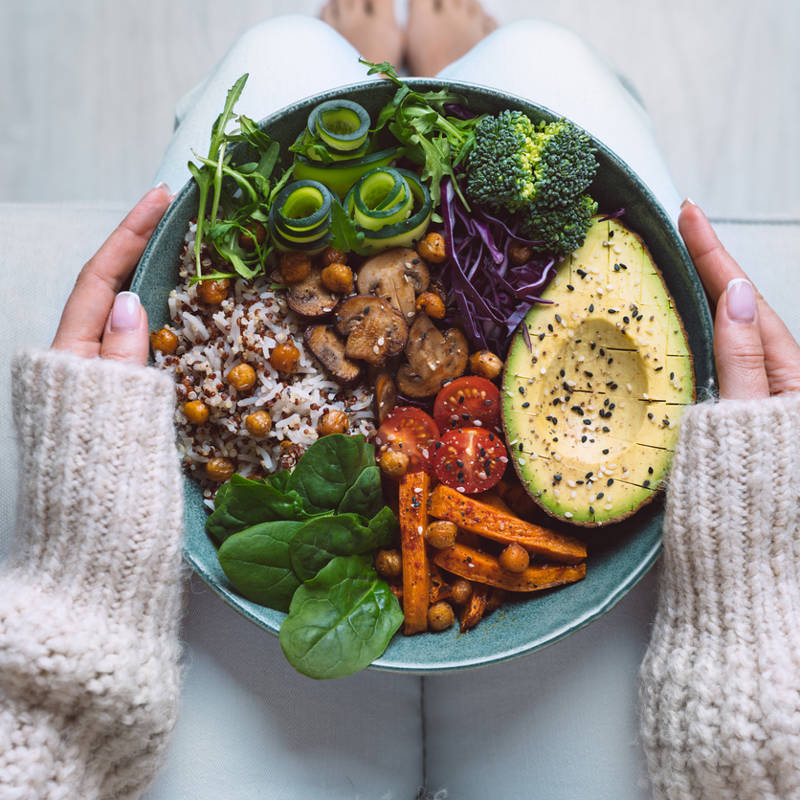 Comer menos proteínas ayuda a perder peso y alarga la vida