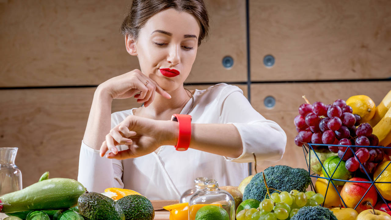 Revelan en qué momentos se debe comer fruta para bajar de peso